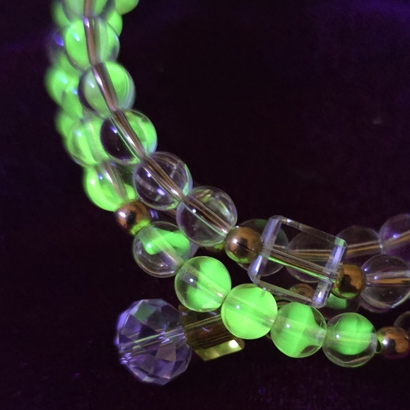 UV Reactive Glowing Yellow and Clear Glass Beaded Bracelet - Picture 8 of 9